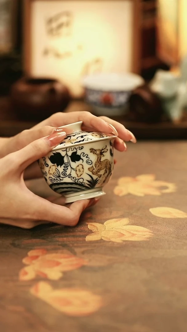 陶瓷釉里金一鹿盖碗
