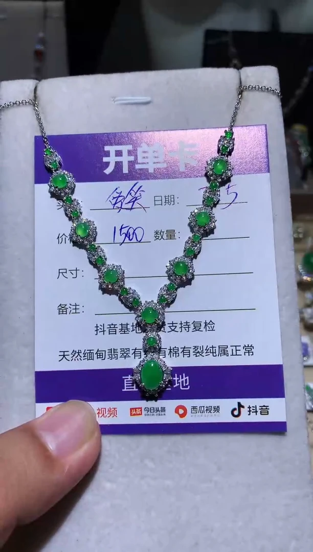翡翠未镶嵌耳饰爱***孩 爱笑的女孩