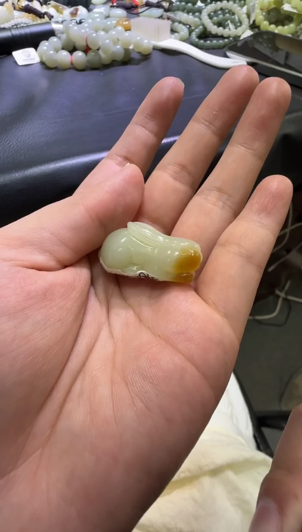 吊坠(不含链)未镶嵌和田玉若羌糖黄口兔兔挂件（产地直发）