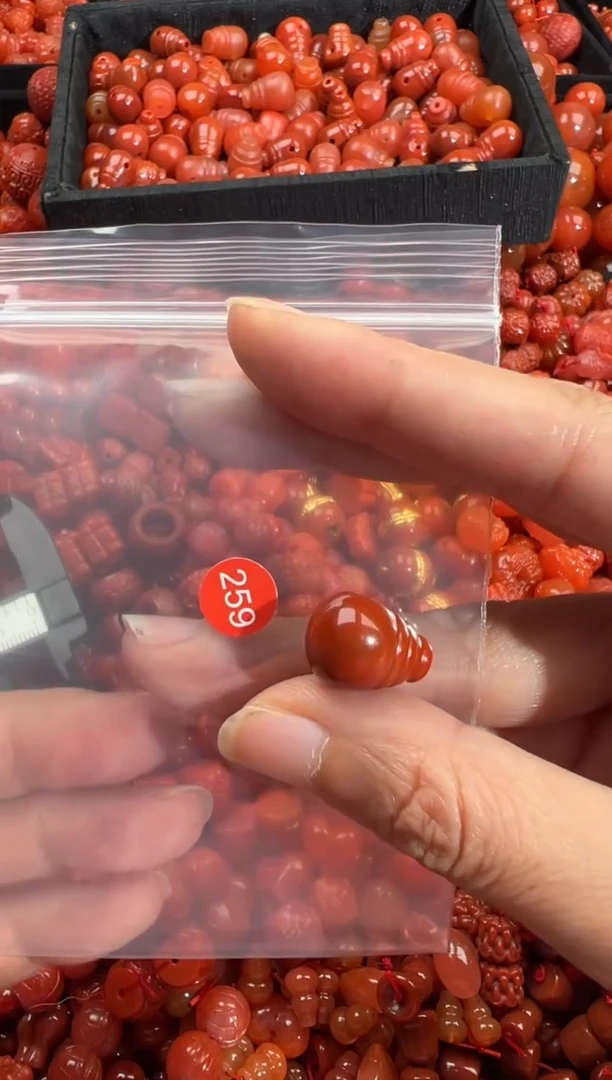 南红玛瑙未镶嵌颈饰1