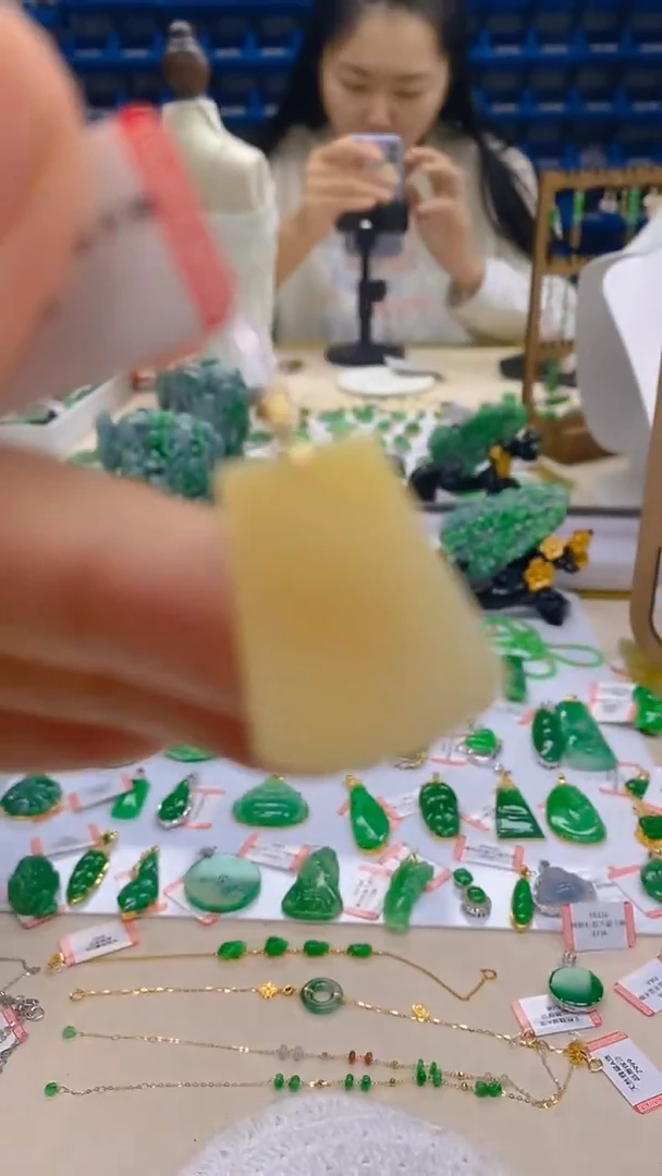 颈饰18K金镶嵌翡翠新号开播 全场乱卖