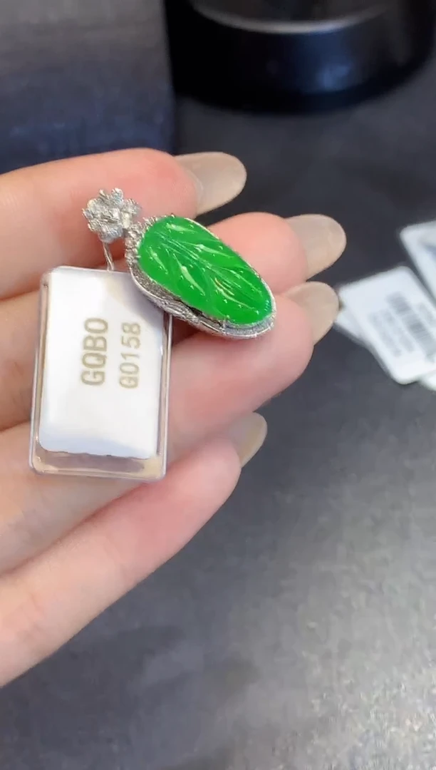 吊坠(不含链)18K金镶嵌翡翠多样性发其一