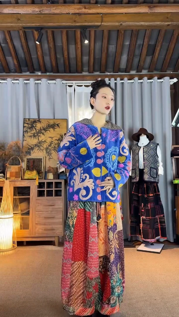 设计师款蓝色天鹅绒彩绣圆领外套