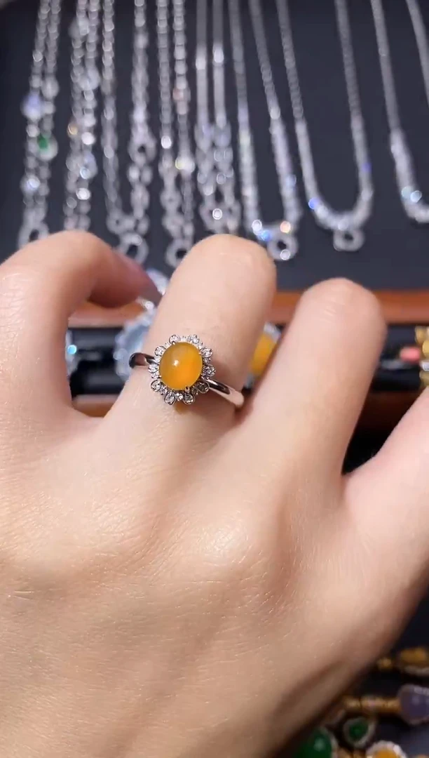 颈饰18K金镶嵌翡翠戒指