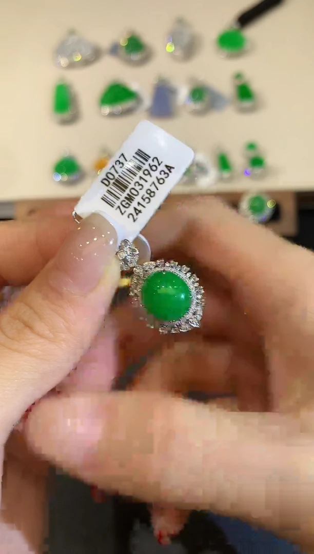 翡翠18K金镶嵌吊坠(不含链)SY0737多样性发其一