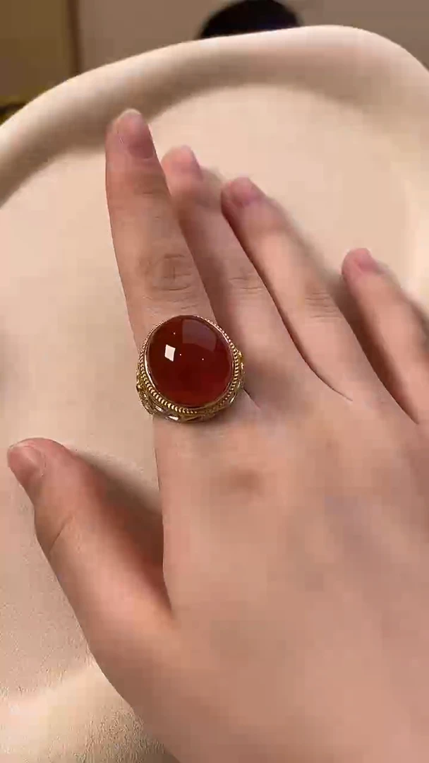 颈饰未镶嵌南红玛瑙戒指