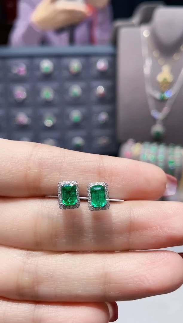 【闪购商品】祖母绿耳钉18K金镶嵌1.28克拉