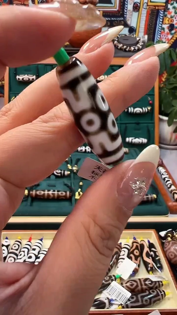 玛瑙/玉髓（覆膜）颈饰未镶嵌100.（微瑕）