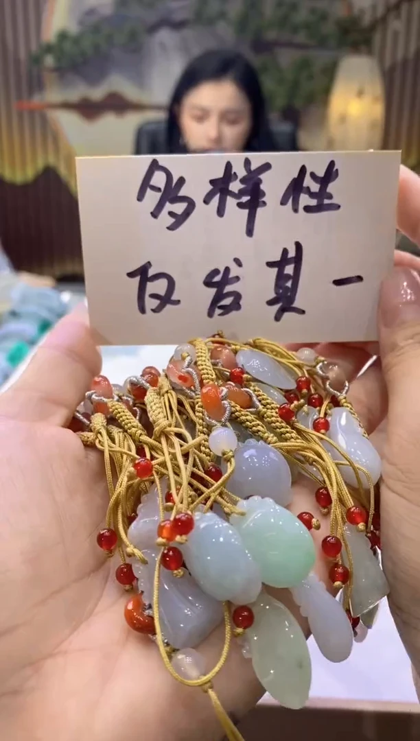 翡翠挂件未镶嵌多样性仅发其一8881