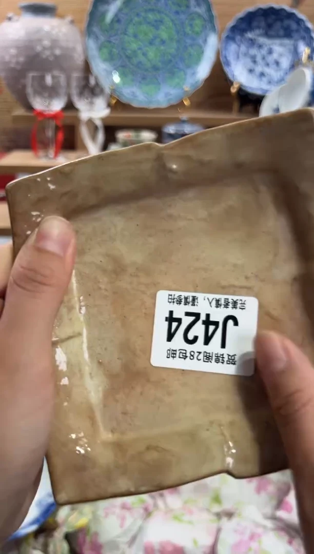 瓷片M****地     J424