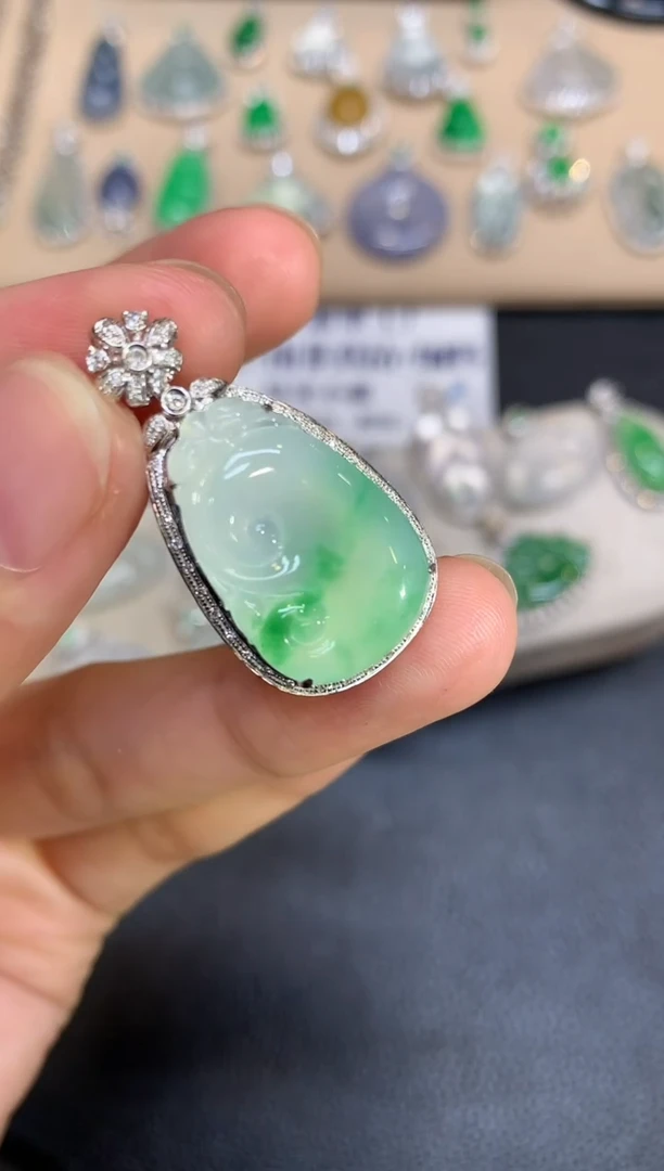 颈饰18K金镶嵌翡翠如意【无服务费