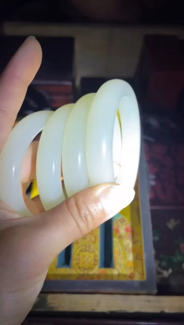 和田玉未镶嵌颈饰手镯四件一起给