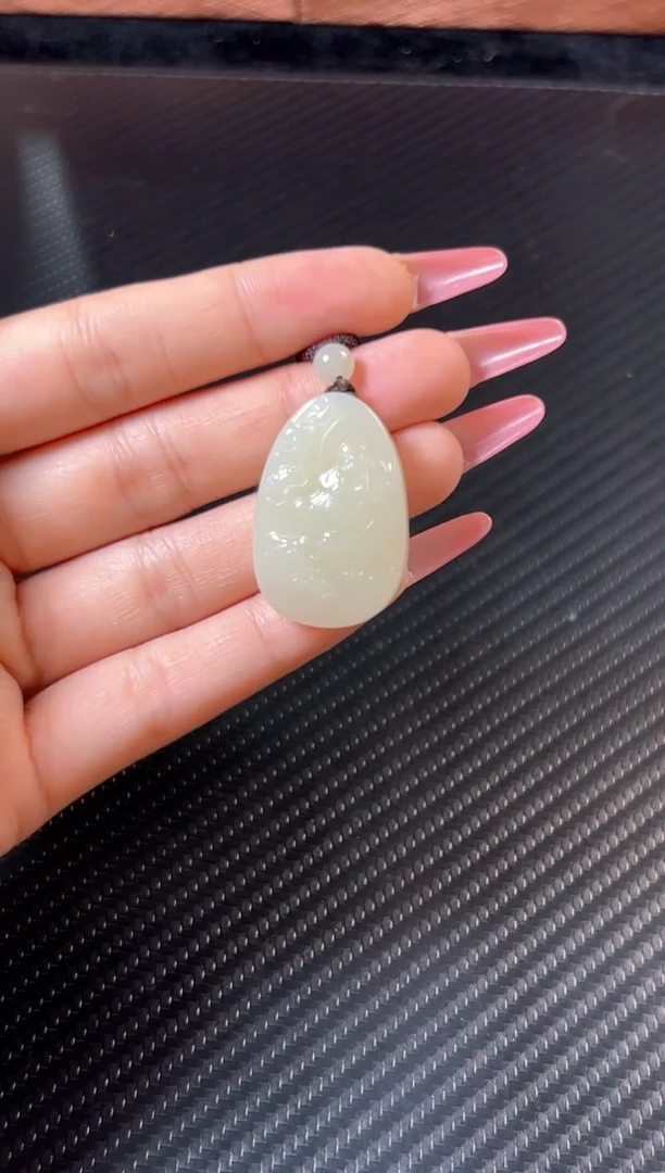 和田玉未镶嵌吊坠(赠链)且末微色差迪克兰吊坠二细