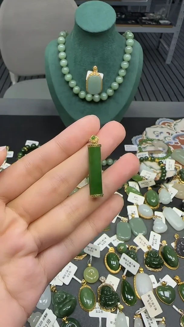 18K金镶嵌和田玉挂件1