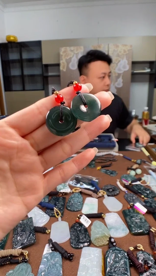 颈饰未镶嵌翡翠 多样性发其一