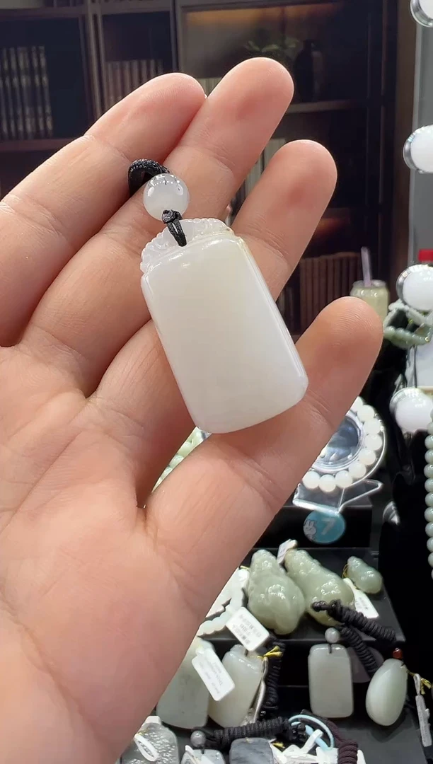 和田玉未镶嵌吊坠(赠链)新疆和田玉黑山料无事牌百搭收藏男女同款