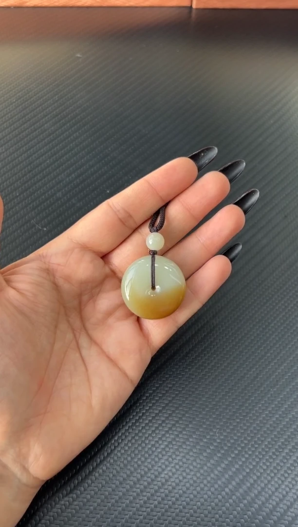 吊坠(赠链)未镶嵌和田玉若羌微色差m