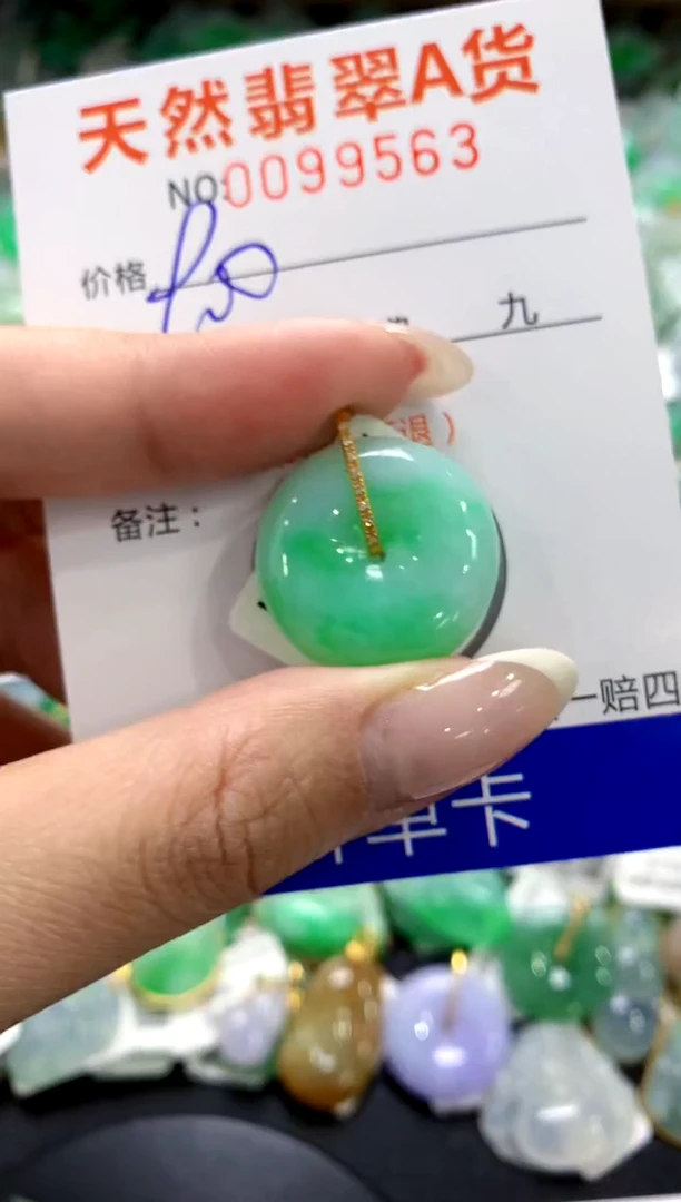 翡翠18K金镶嵌颈饰1111111111111111