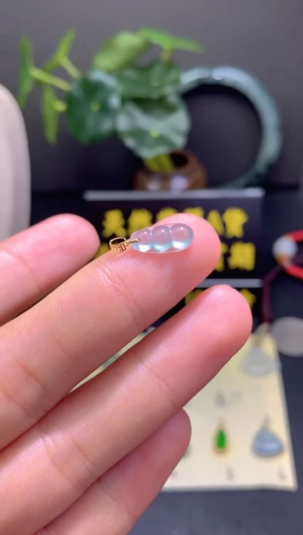 翡翠18K金镶嵌颈饰翡翠吊坠