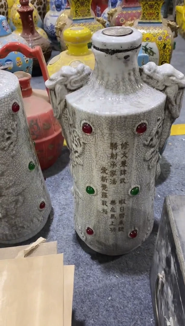 瓷片手工手绘依山傍水瓶