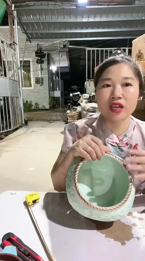 瑕疵青色罐子黑盖