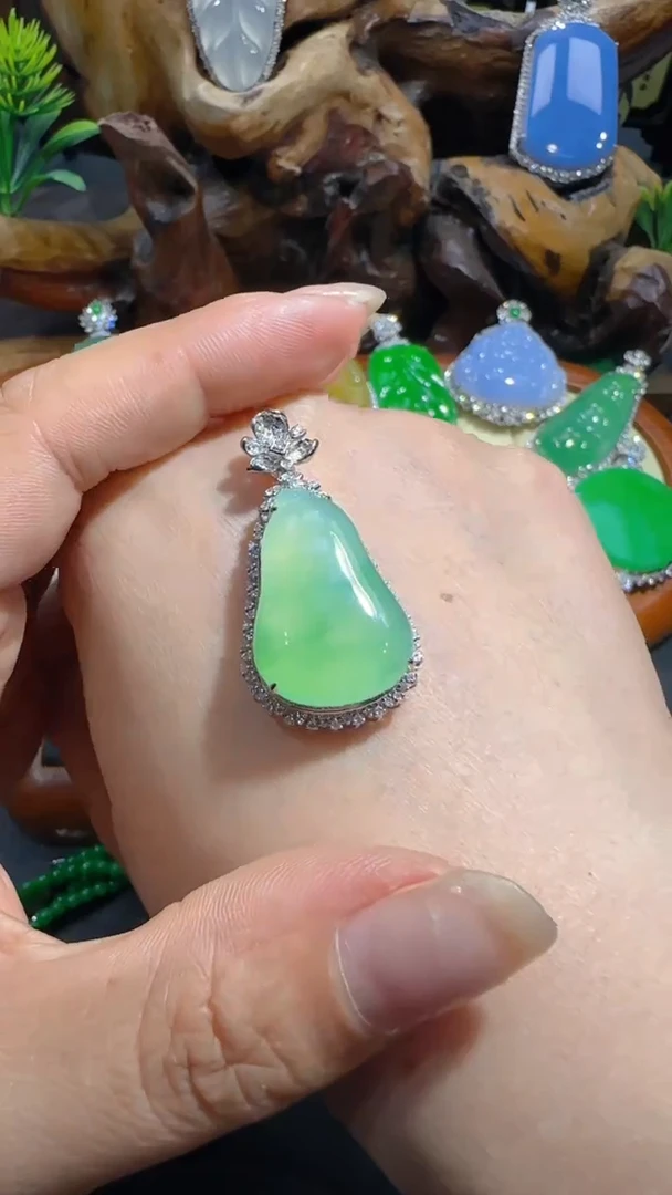 【闪购商品】翡翠吊坠(不含链)18K金镶嵌吊坠