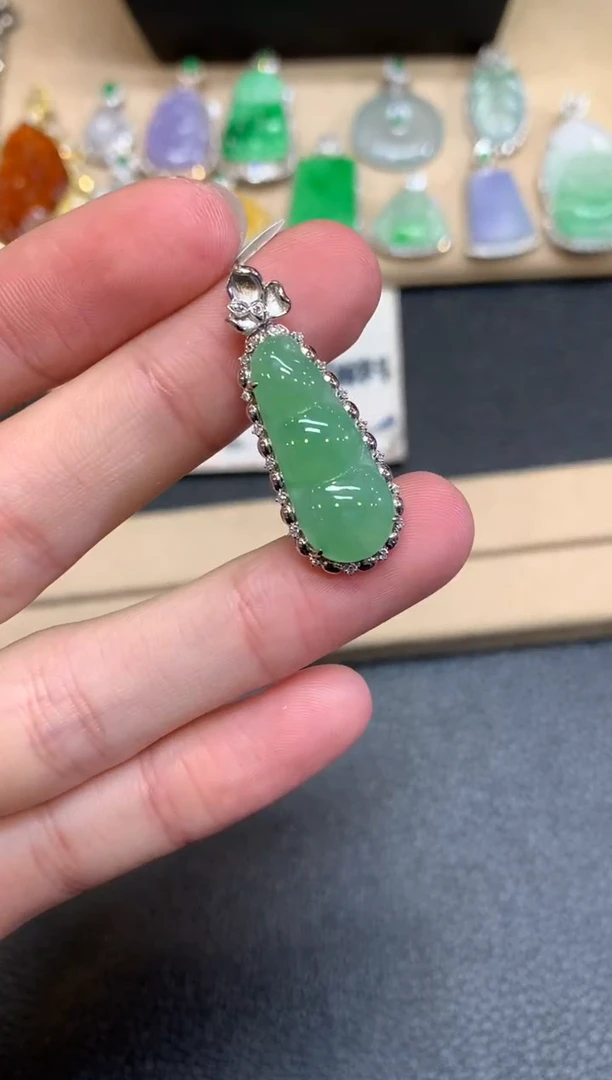 【闪购商品】翡翠颈饰18K金镶嵌福豆【无服务费】