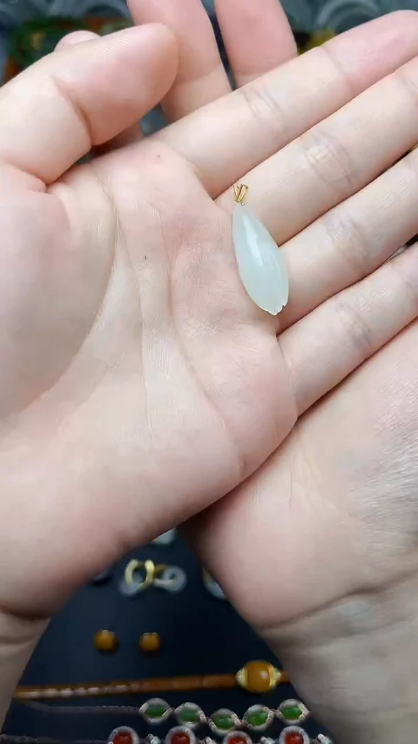 颈饰18K金镶嵌和田玉玉兰花 06