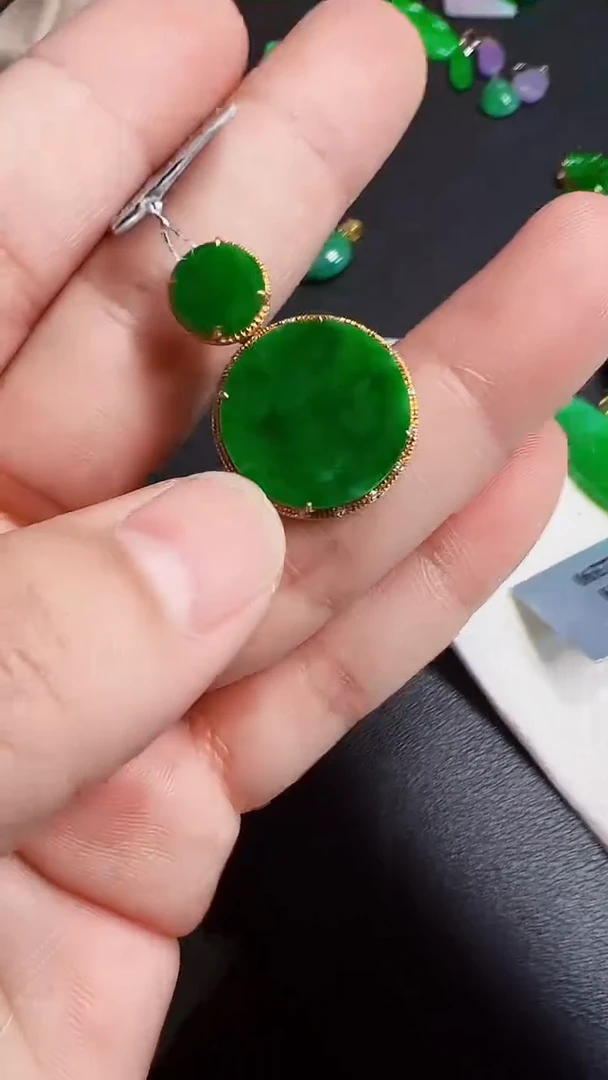 颈饰18K金镶嵌翡翠圆牌