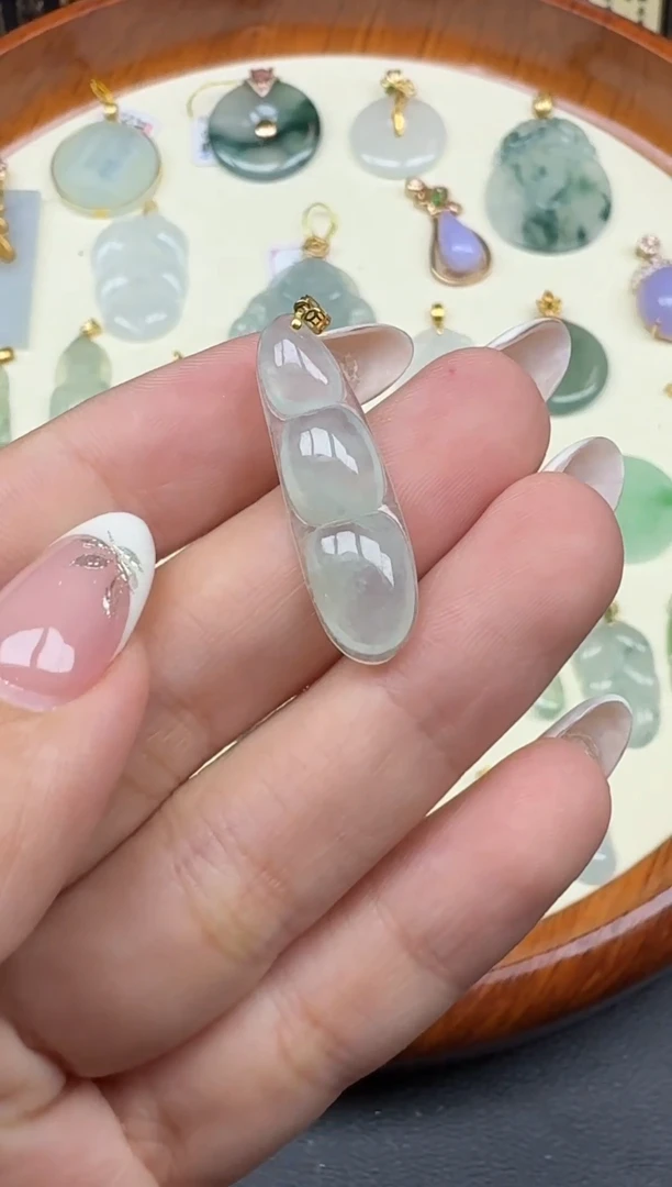 吊坠(赠链)18K金镶嵌翡翠豆子