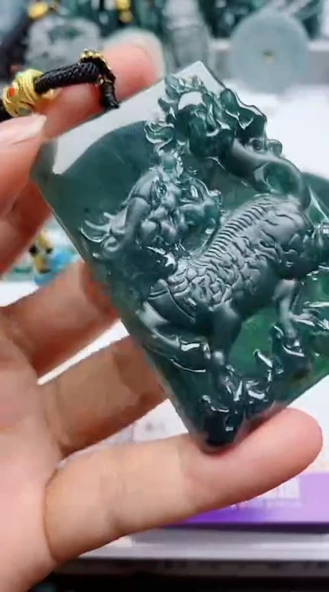 翡翠未镶嵌颈饰