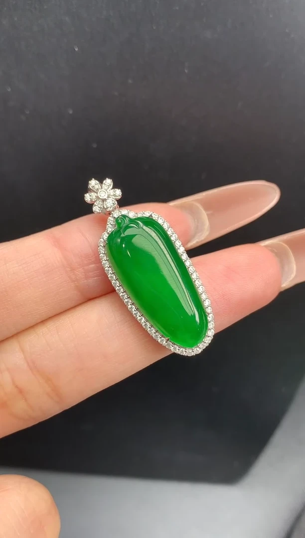 颈饰18K金镶嵌翡翠瓜