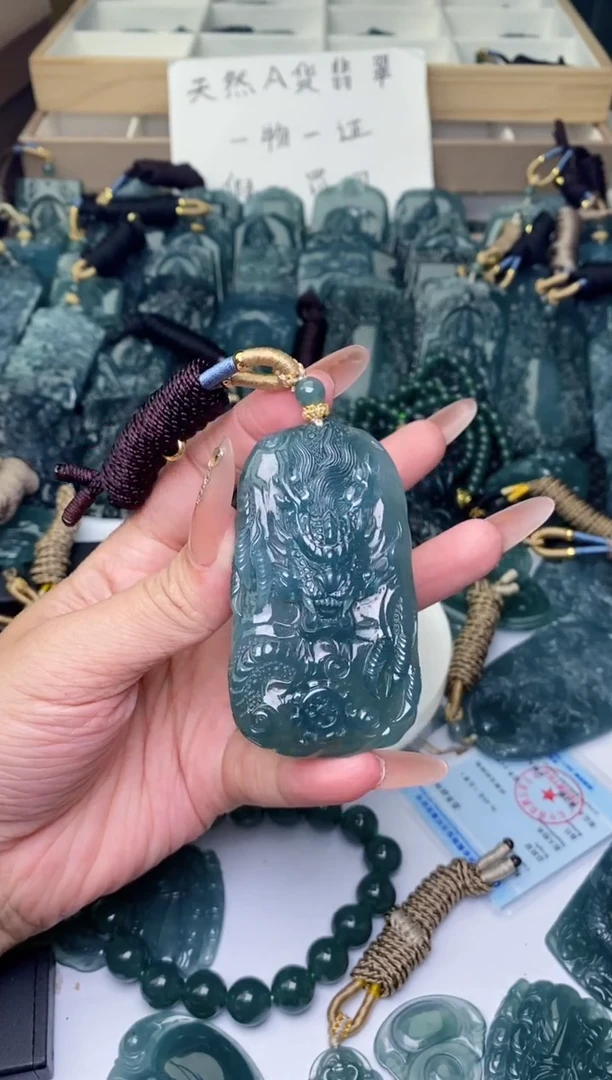 颈饰未镶嵌翡翠