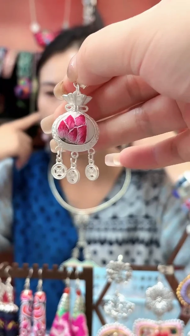 织绣云织谣民族风精美饰品   633