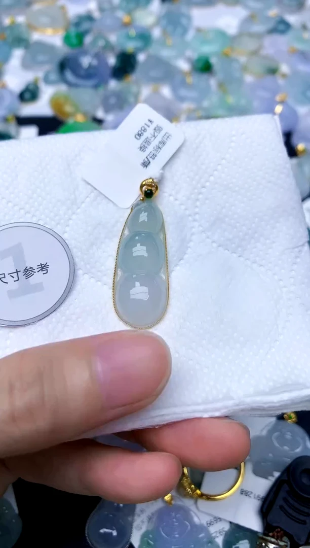 颈饰18K金镶嵌翡翠天然A货翡翠