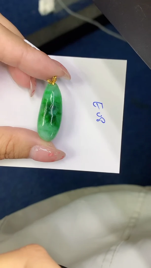 翡翠18K金镶嵌颈饰缅甸天然翡翠A货