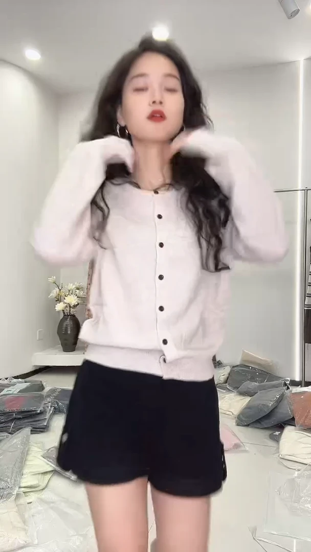 杏色针织开衫，单排扣。