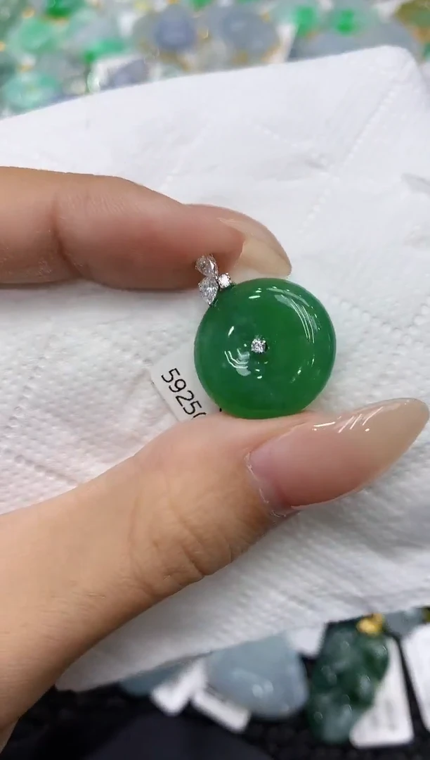 颈饰18K金镶嵌翡翠111111111111