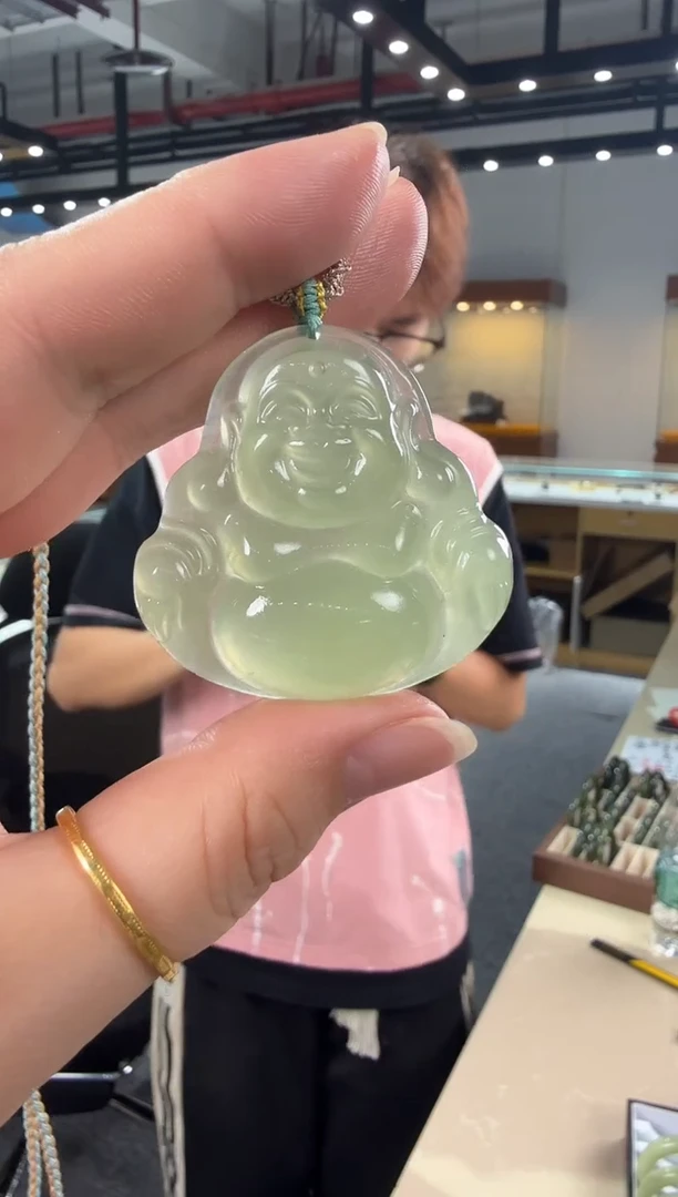 蛇纹石玉未镶嵌颈饰佛公