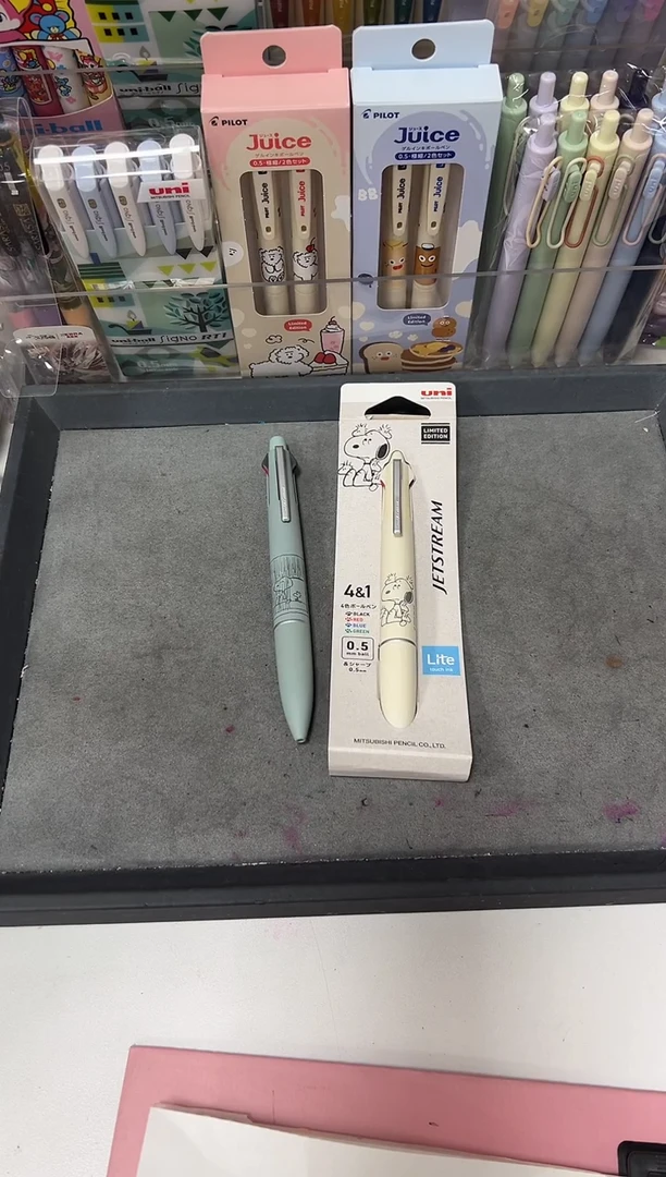 三菱史努比限定多功能笔米色+雾蓝绿色杆