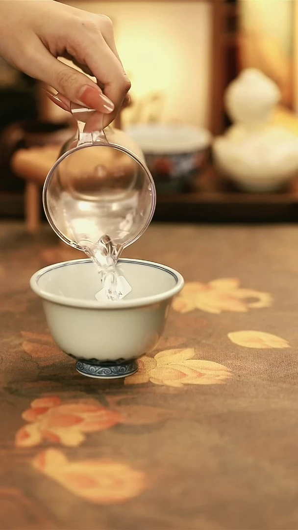 M666/陶瓷留白宝相纹压手杯