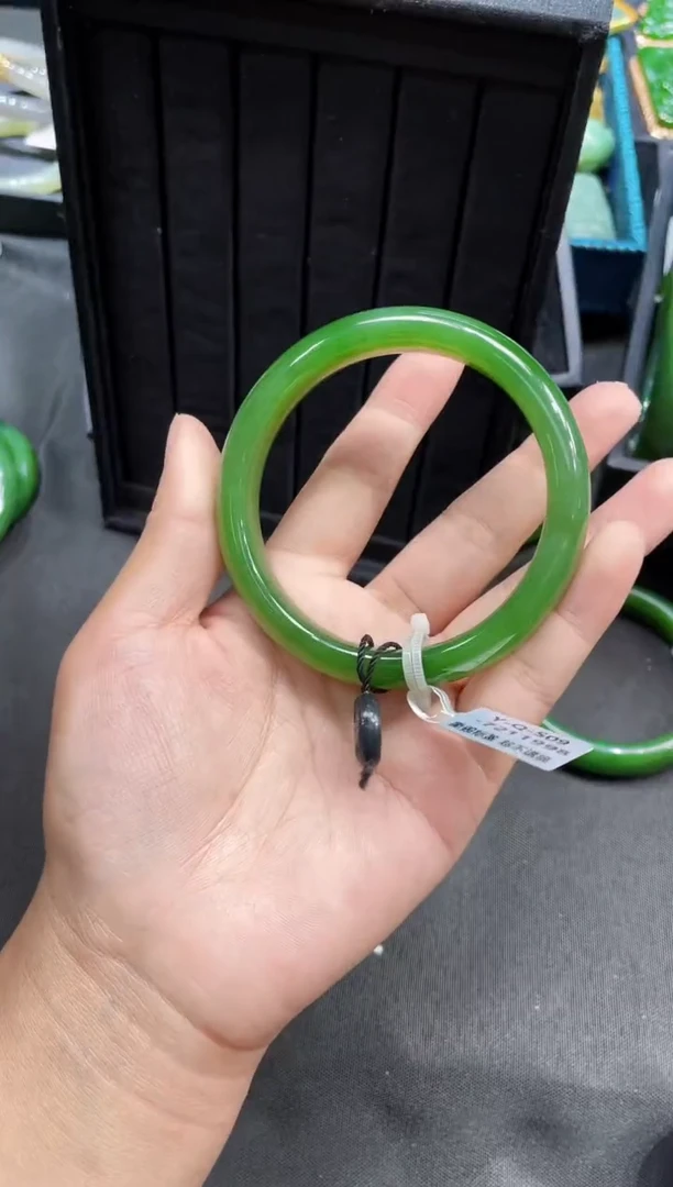 【闪购商品】和田玉手镯未镶嵌62多样性发一微带红皮