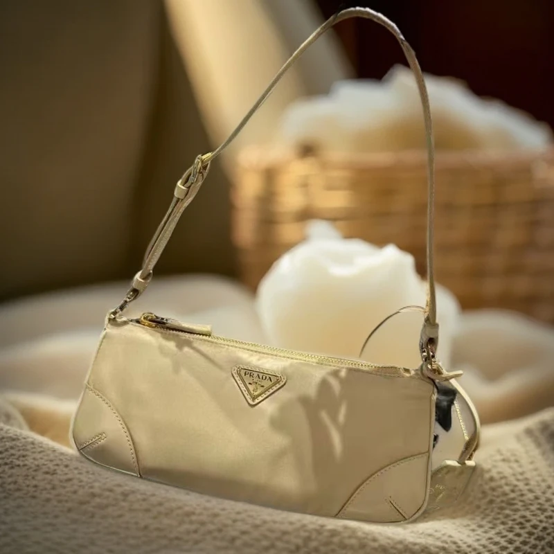 未使用 Prada/普拉达 拉链开合再生尼龙拼亮面皮革单肩包沙色