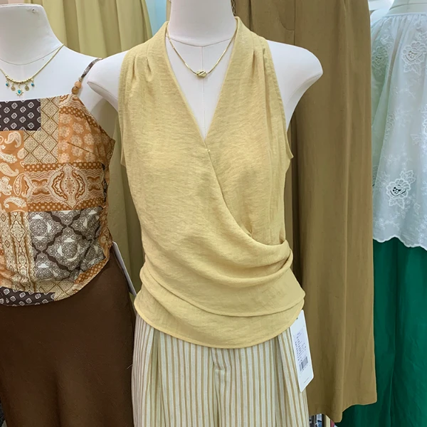 十三行2025夏季新款法式V领交叉显瘦气质黄色挂脖背心无袖上衣女