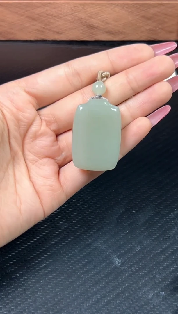 和田玉未镶嵌吊坠(赠链)且末微色差近矿吊坠