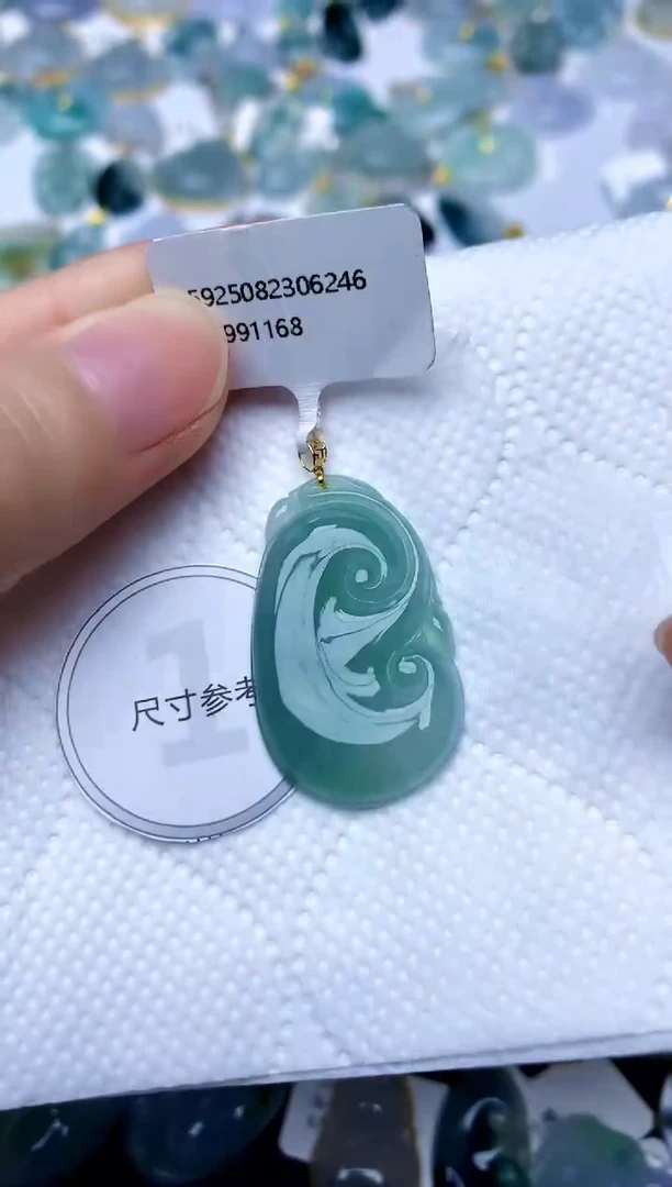 颈饰18K金镶嵌翡翠天然A货翡翠