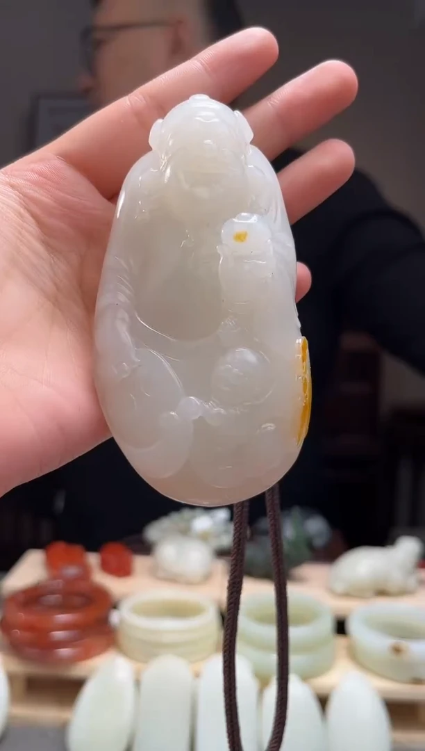 颈饰未镶嵌和田玉吊坠