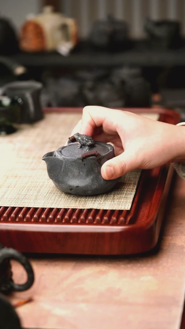 柯荣盛老师作品冰碛岩重工雕刻金蟾宝瓶