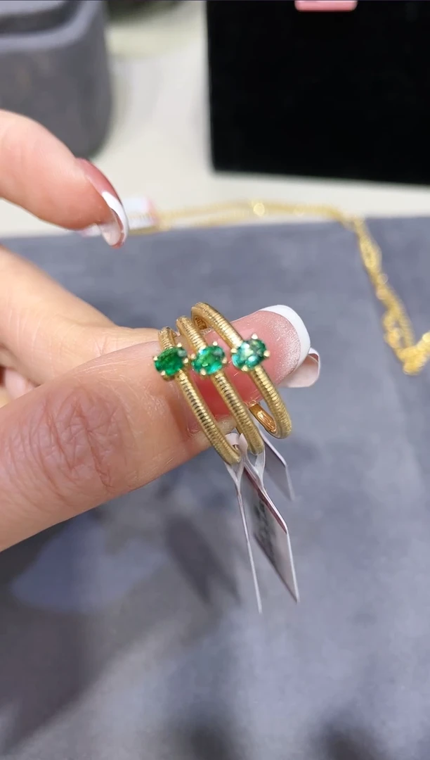 18K金镶嵌天然祖母绿戒指 (多样性发其一)