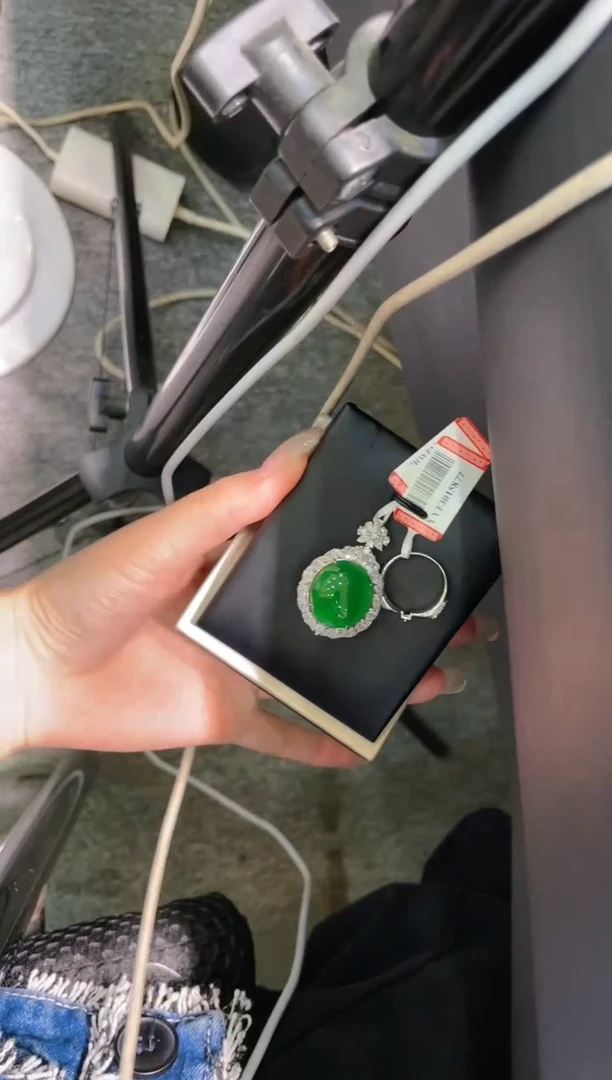 【闪购商品】翡翠吊坠(赠链)18K金镶嵌A54